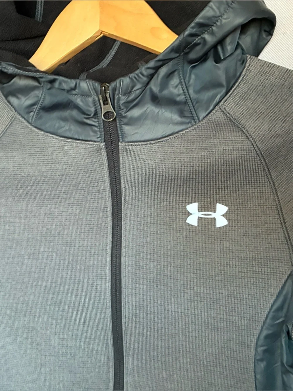 UNDER ARMOUR boys size medium jacket - Picture 2 of 7